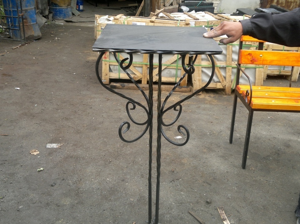 Художественная ковка, лавочки, столы и тд.
